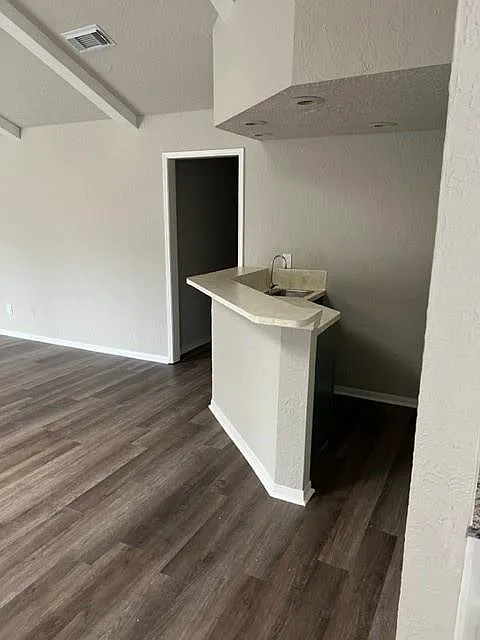 3 bed, 2.0 bath, 2082 sqft, $2,300 — Photo 3