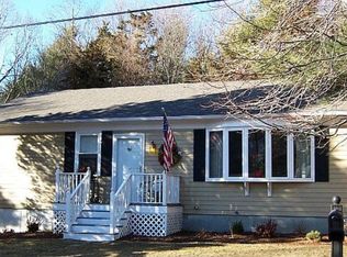 4 Barlow Ln, Mattapoisett, MA 02739