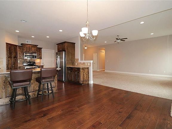 5th image of 802 SW Powell Dr