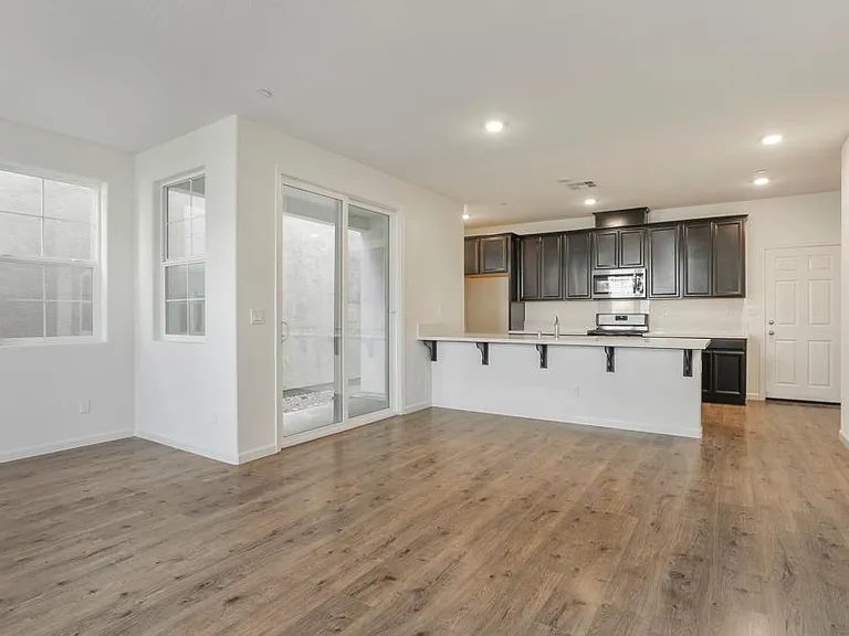 11032 International Dr — Photo 4