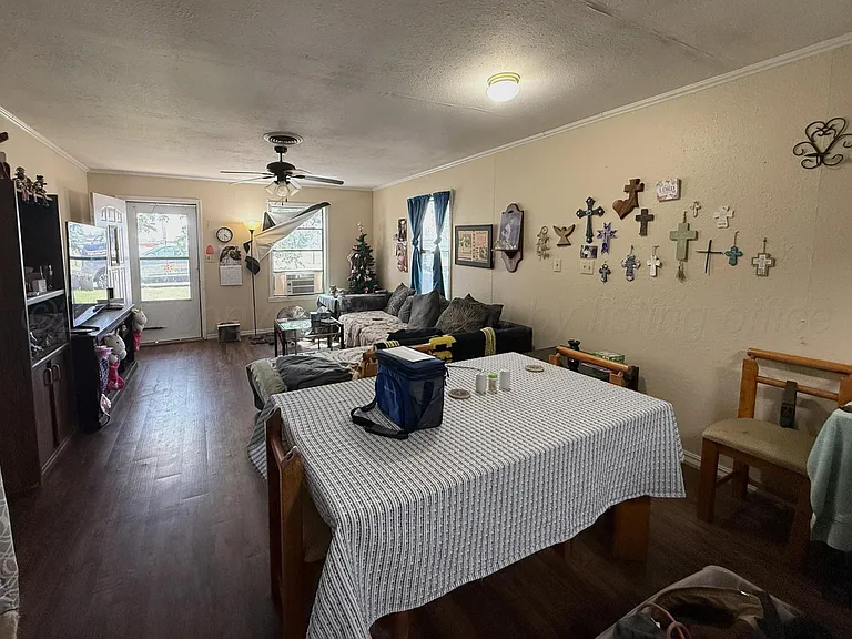 1033 Farley St — Photo 8
