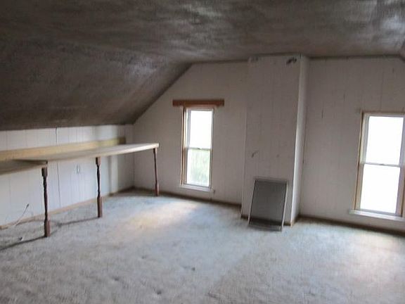 5th image of 124 Blaine Ave