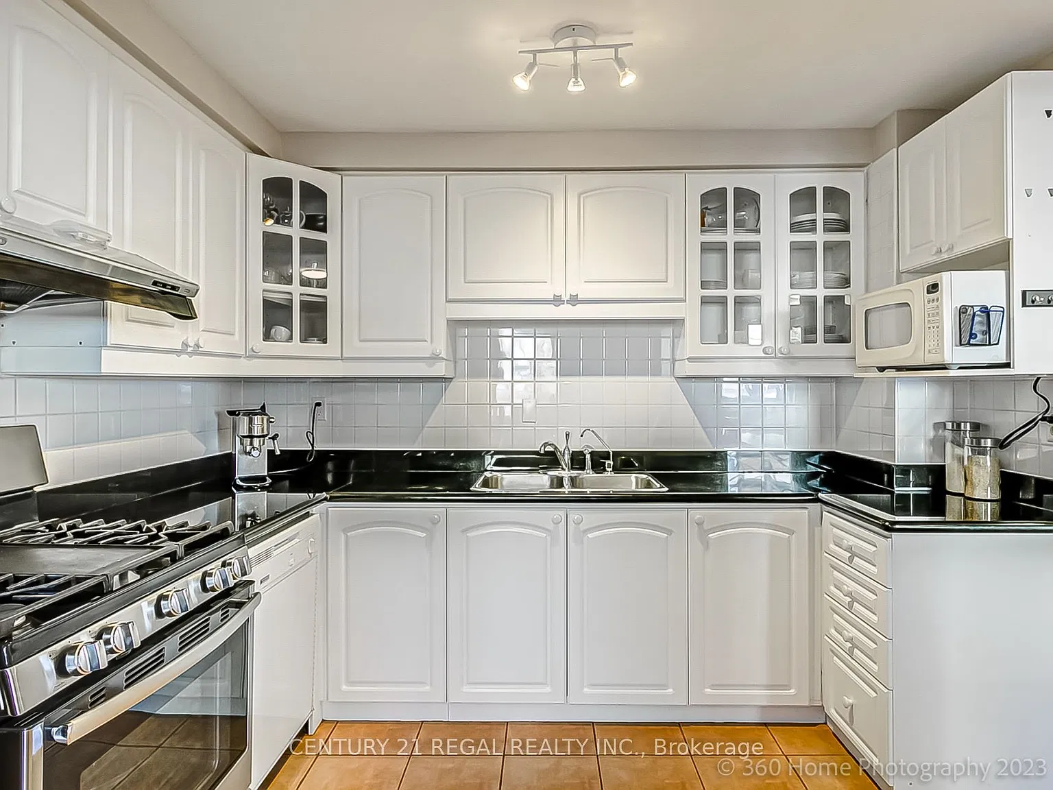 4 bed, $2,990 — Photo 3