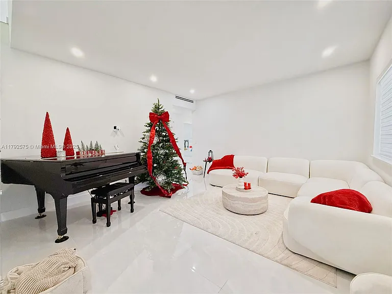 927 SW 18th Ave — Photo 6