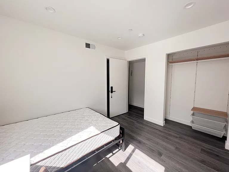 1439 W 37th Dr — Photo 32