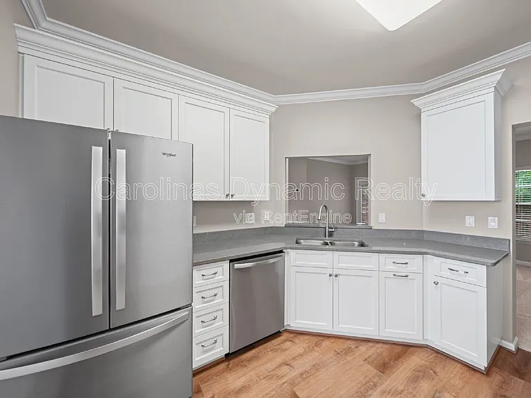 1526 Royal Auburn Ave — Photo 11