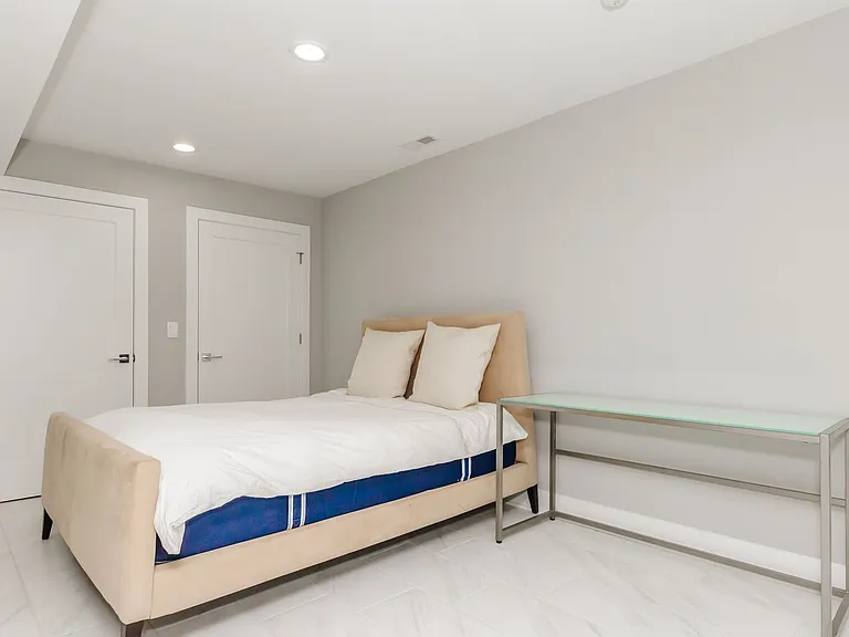 2252 N Clark St — Photo 9