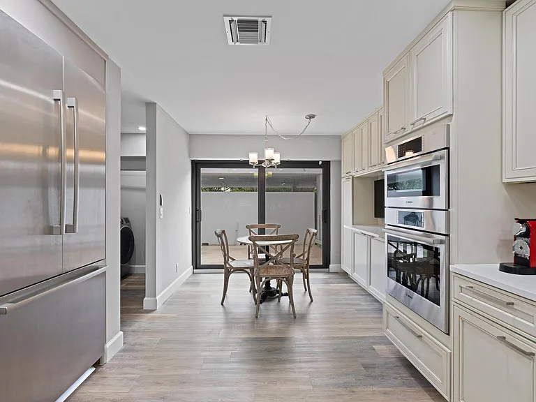 2435 Presidential Way #G — Photo 7