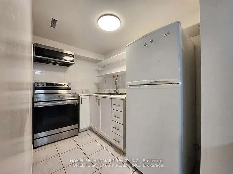 1500 Sandhurst Cir #24 — Photo 8