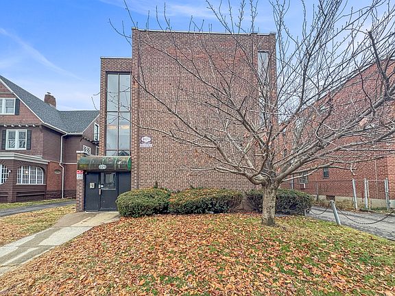 5th image of 221 Laurel St #102