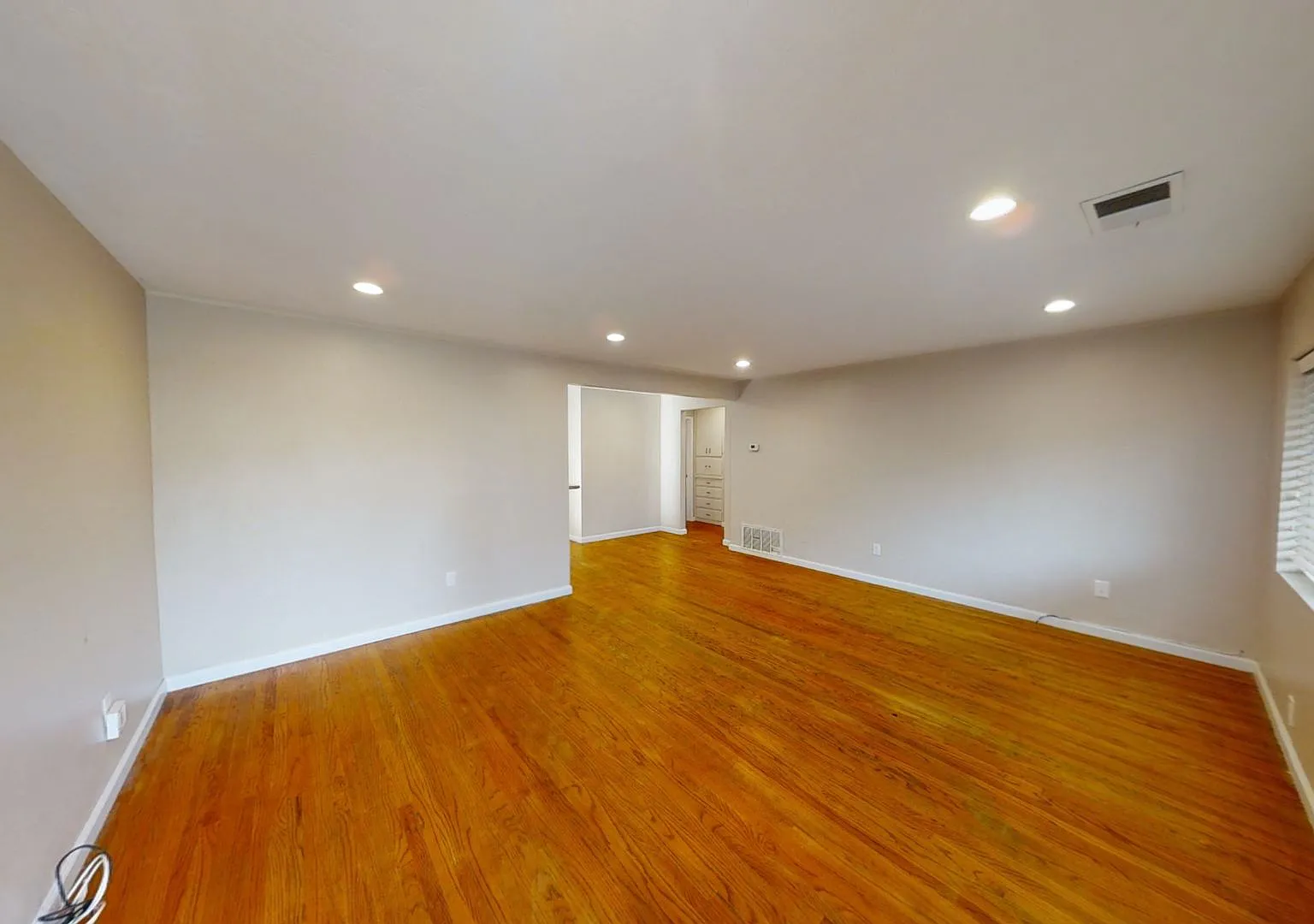 Spacious 8-Bedroom / 4-Bathroom Home Near SDSU Perfect for Large Groups — Photo 3