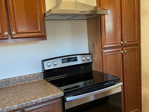Brand new high-end cooktop with Oven. 

Brand new chimney