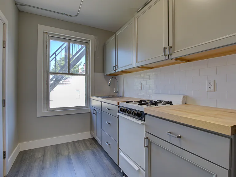 463 Main St #4 — Photo 2