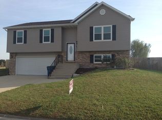 9928 Bending Oaks Dr, Lebanon, IL 62254