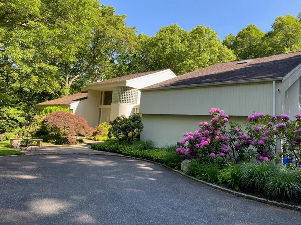 5 Saddle Court, Oyster Bay Cove, NY 11771