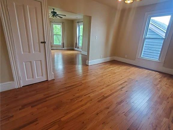 3rd image of 422 London St APT 5