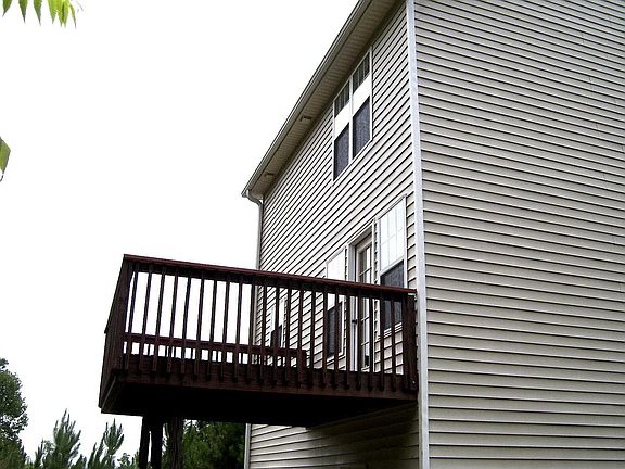 NICE DECK FOR ENTERTAINING