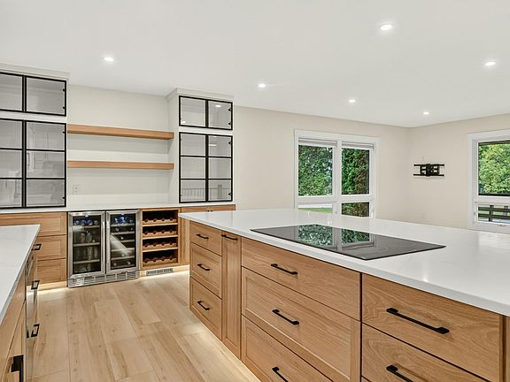 4th image of 2126 10th Ave NE