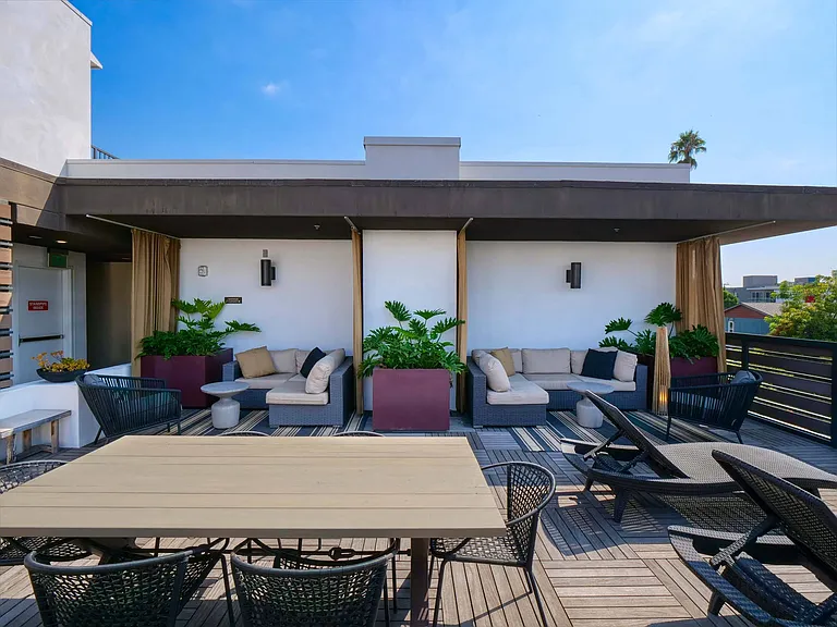 The Metropolitan at Larchmont Village — Photo 35