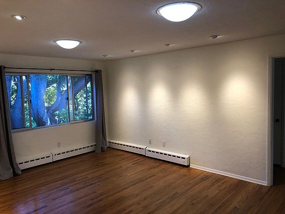 Living room. Ceiling lights are adjustable.