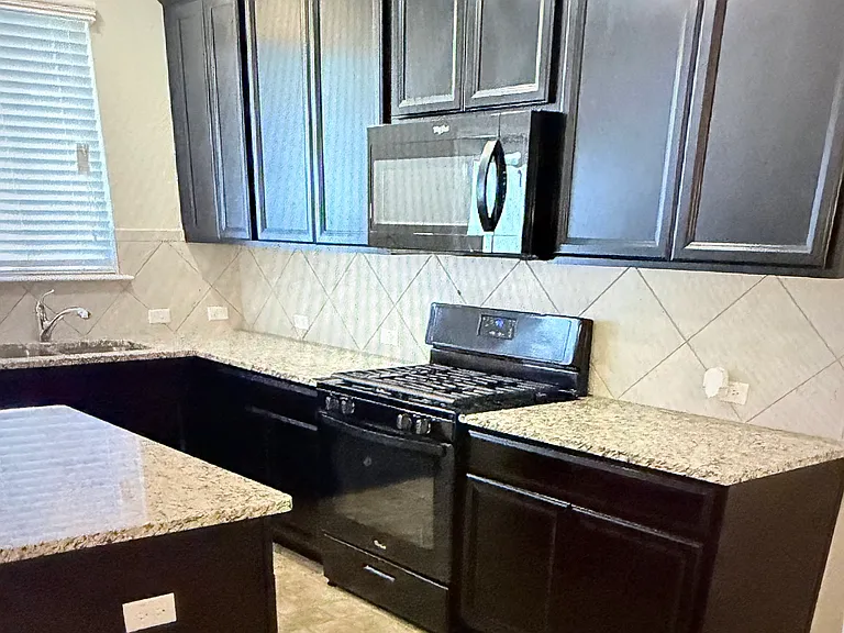 352 Martha Dr — Photo 7