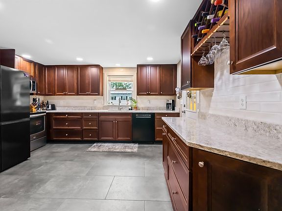 3rd image of 30 Forest Court