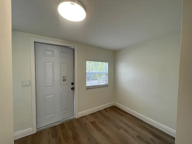 413 N East St — Photo 9