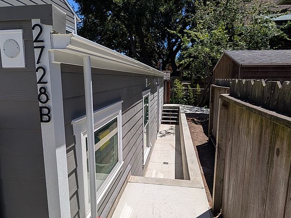 4th image of 2728 Stuart St #B