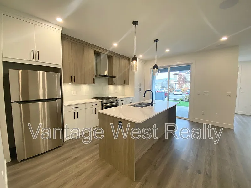 3 bed, 2.5 bath, 1650 sqft, $3,258 — Photo 2