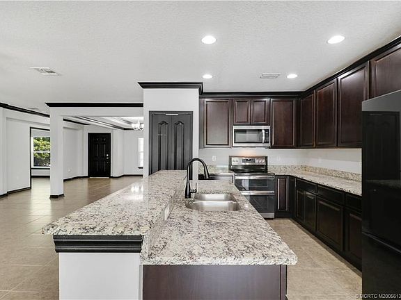 5th image of 1026 SW Janar Ave