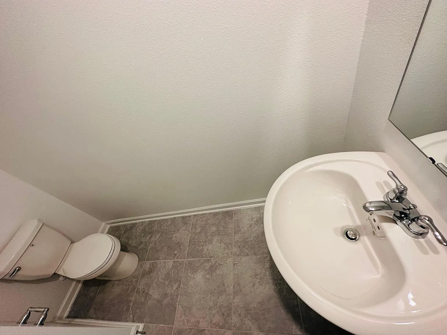 4 bed, 2.5 bath, 2370 sqft, $2,245 — Photo 4