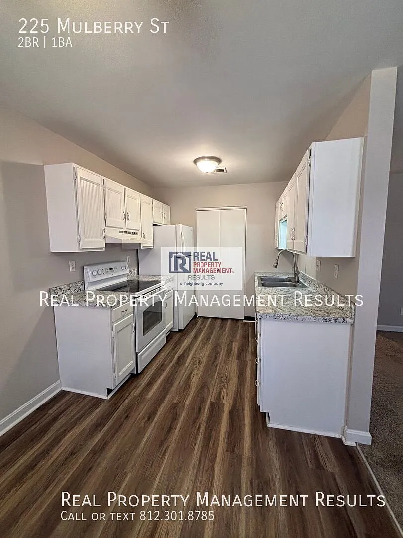 Walkable Downtown Living with In-Unit Laundry & Parking — Photo 4