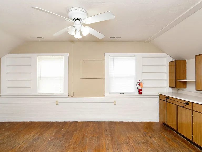 1215 Poyntz Ave — Photo 15