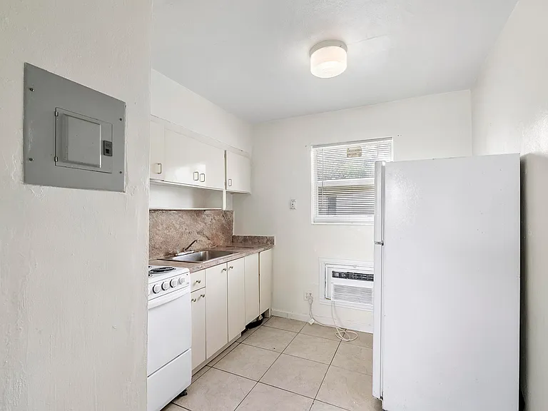 515 NE 150th St #3 — Photo 4