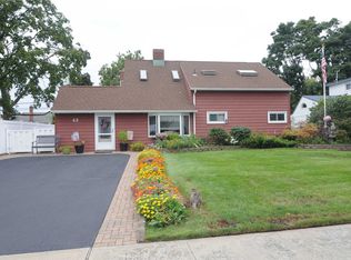 42 Greenbelt Ln, Levittown, NY 11756