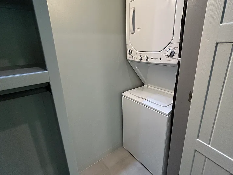 Bed 2 clset with washer/dryer