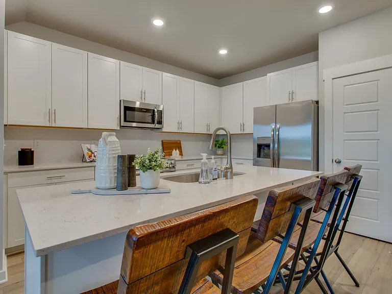 2710 Fordham St — Photo 1