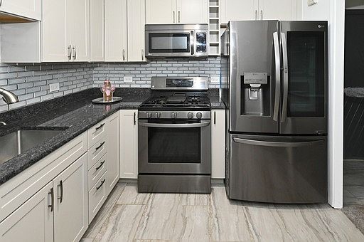 4th image of 700 Wellington Ave Unit 411