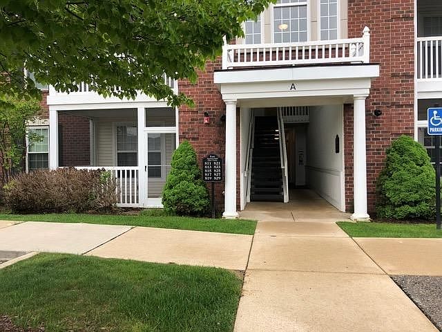 1st image of 819 E Summerfield Gln