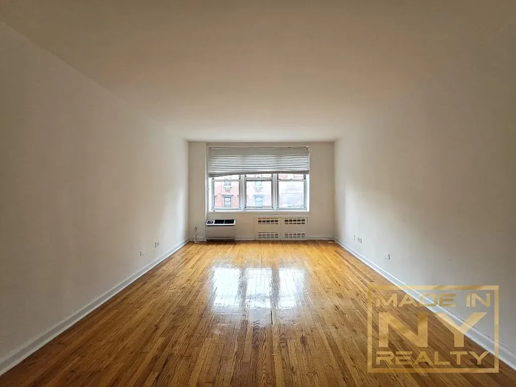 320 West 30th Street — Photo 1