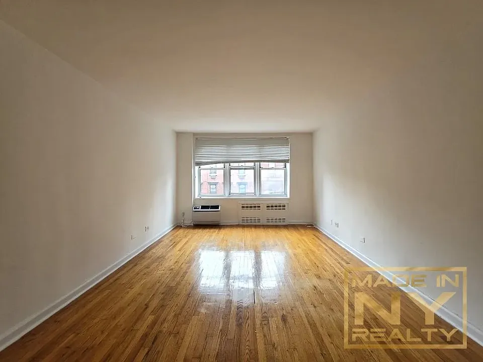 320 W 30th St #4B