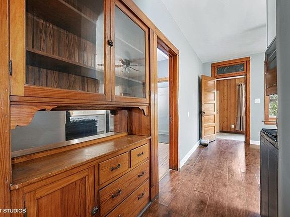 5th image of 2119 N Laramie Ave #2R