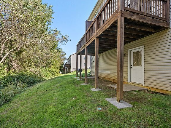 3rd image of 802 Oakbrook Pl