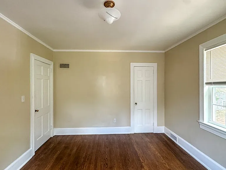 512 1/2 Westmont Dr — Photo 16