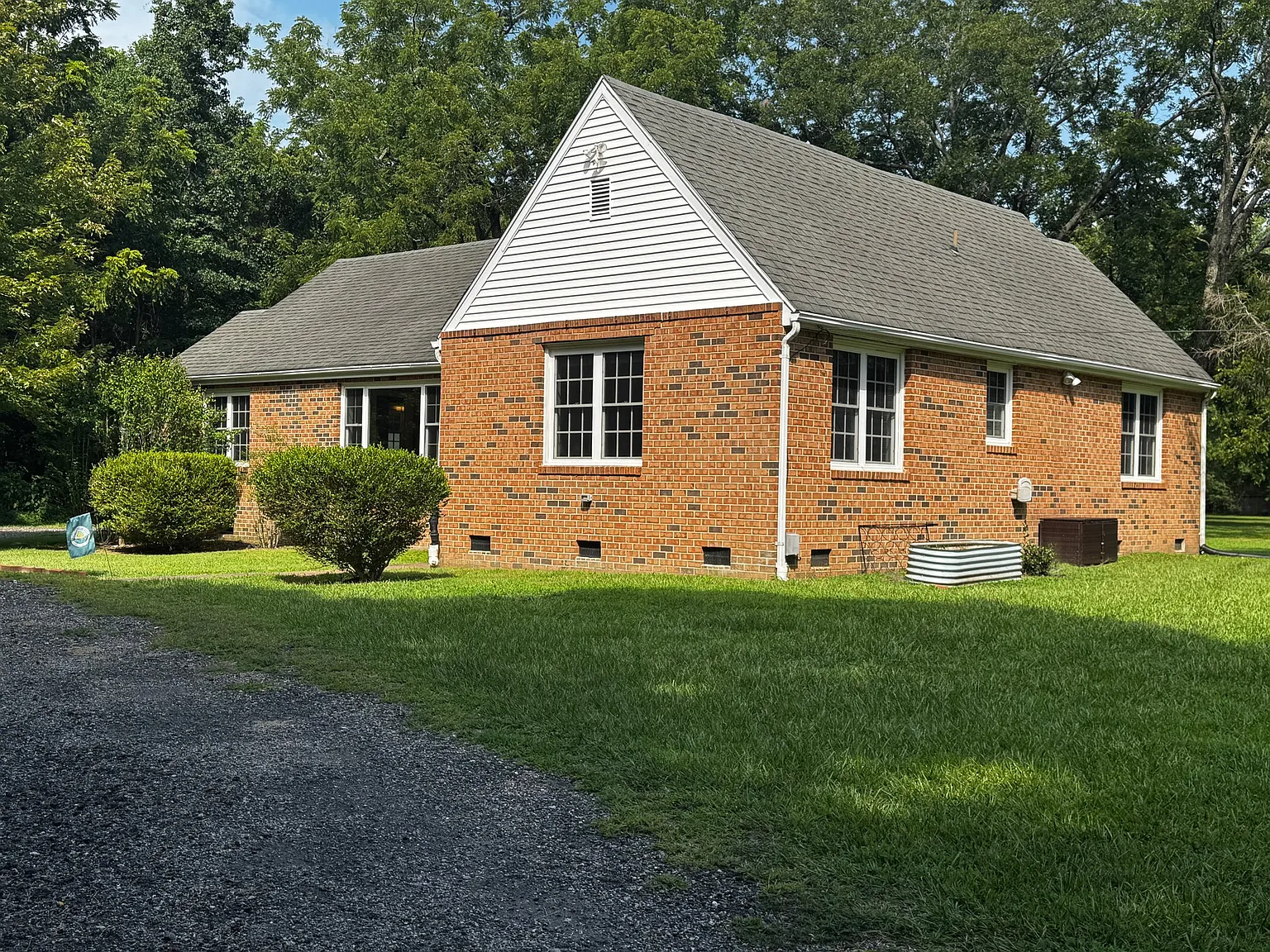 Charming 3BR Single Family Home in Gloucester - $2000/mo — Photo 2