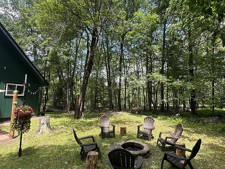 Cayuga Dr — Photo 15