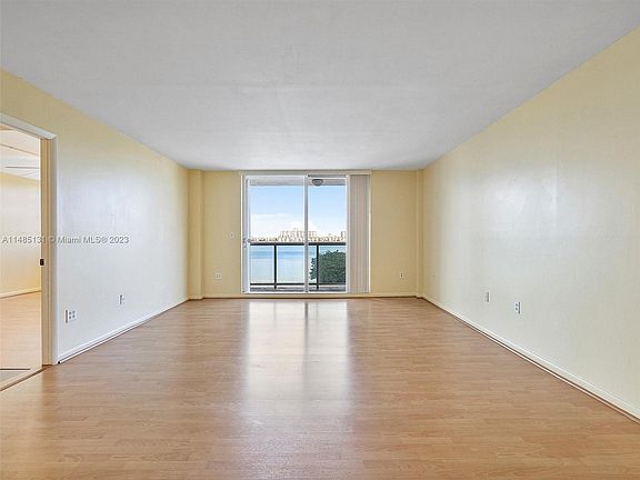 5th image of 2841 NE 163rd St APT 301
