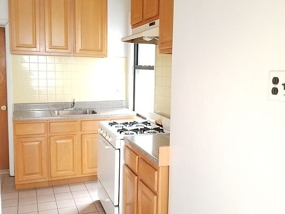 4th image of 3136 30th St APT 1F