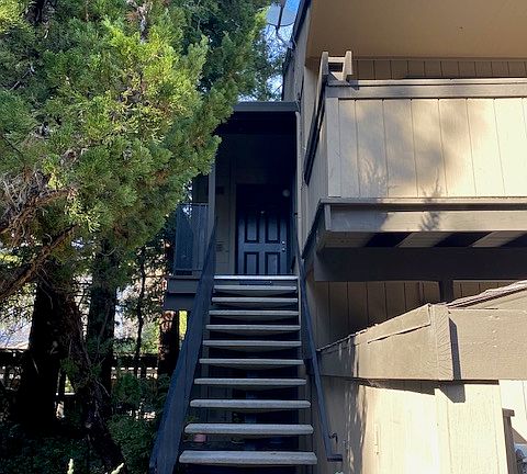 Entry to upstairs 2br/1ba end unit. One level once inside.