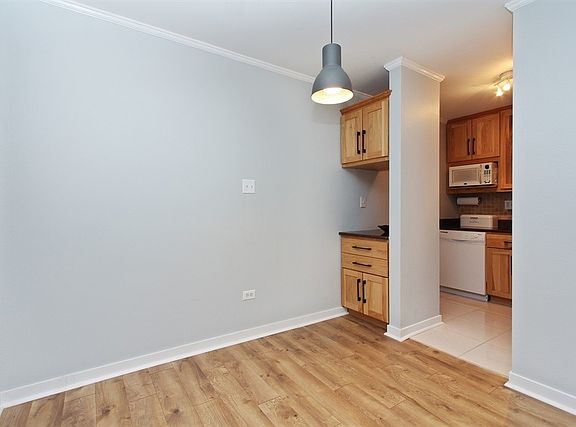 5th image of 815 Grove Dr APT 212